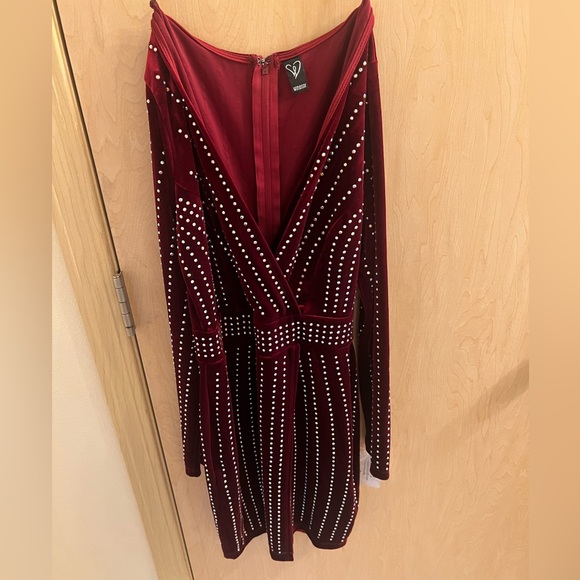 Windsor dress. Size Small. Color: Burgundy. Velvet material. - Picture 2 of 4